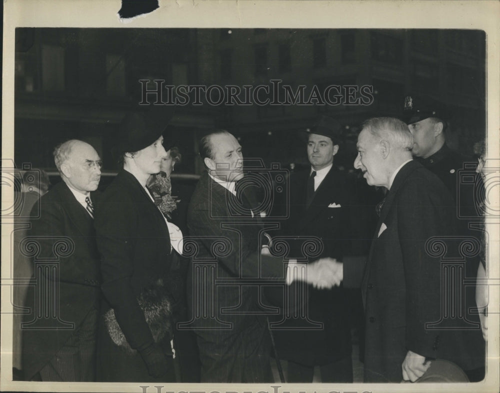 Press Photo Prince Olaf and Princess Martha of Norway being greeted - Historic Images