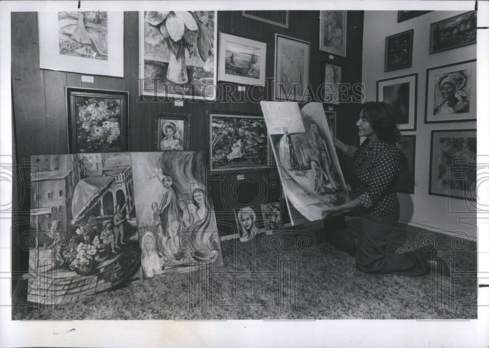 1977 Artist Hildegaard Keefe Displays Pictures in Hadassah Art Show - Historic Images