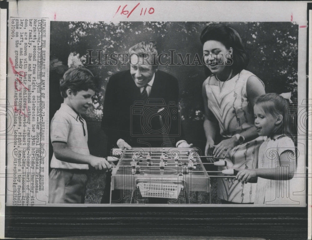 1969 Princess Margaret, Anthony Armstrong-Jones and their children. - Historic Images