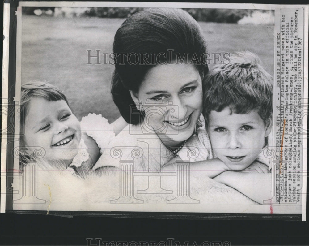 1967 Princess Margaret poses with her children in Kensington palace - Historic Images