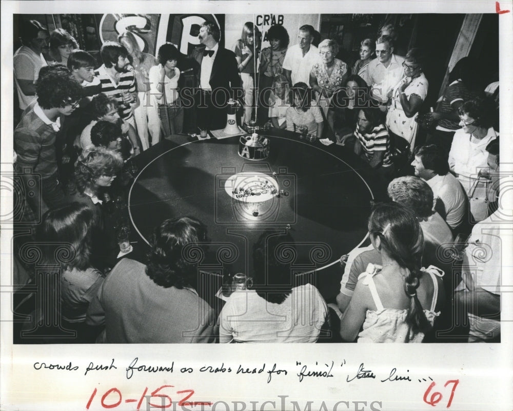 1982 Crab races at the Crabcooker restaurant - Historic Images