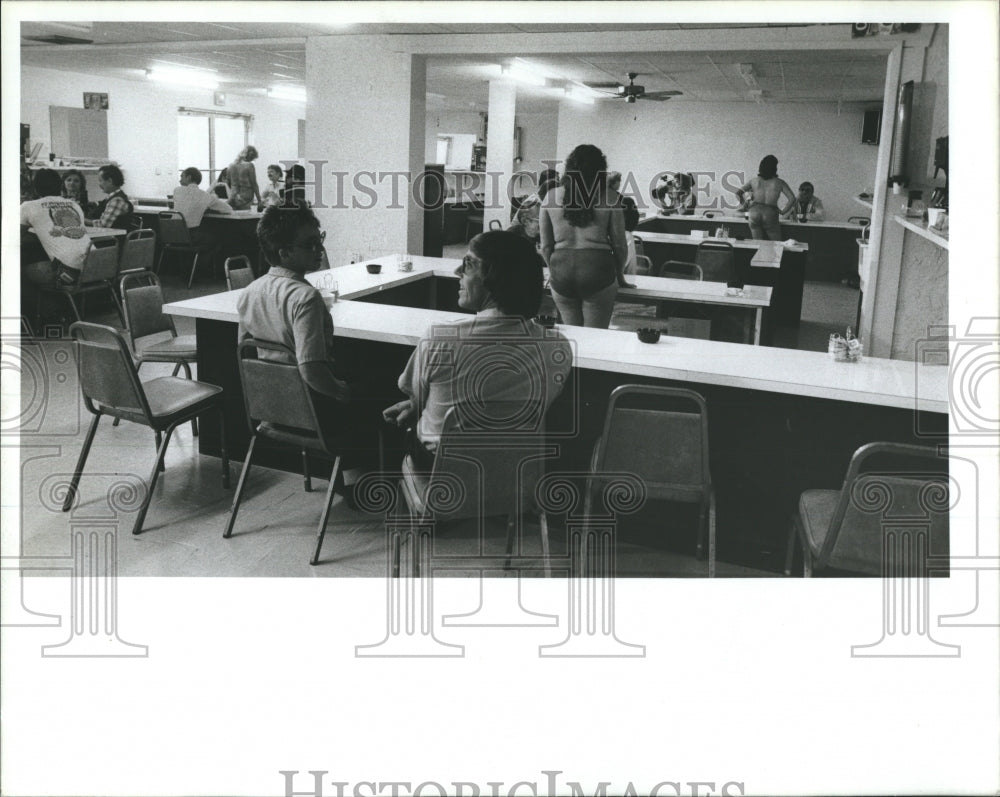 1986 Dolly's Donuts in St Petersburg Florida - Historic Images