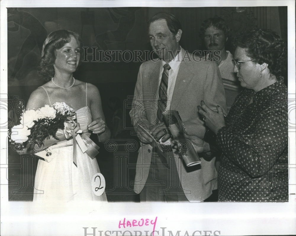 1986 Alison Harvey First Runner Up Miss Clearwater With Parents - Historic Images