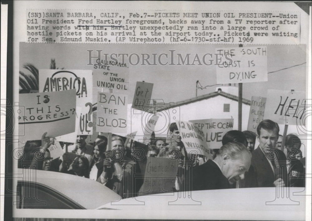 1969 Union Oil Pres Fred Hartley and Pickets for Edmond Muskie - Historic Images