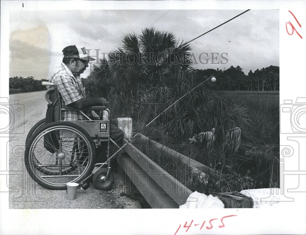 1981 Jesse "Jake" Whitten Fishing Hernando Beach - Historic Images