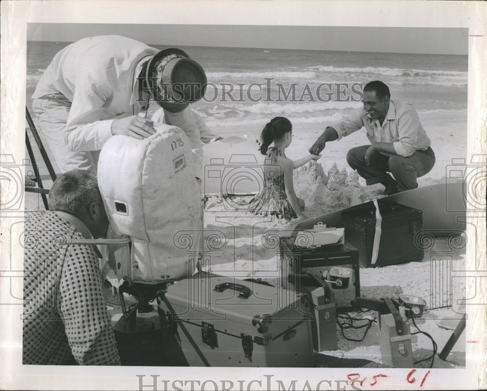 1963 Actor James Whitmore &amp; Kim Kokich Are Filmed At Belleair Beach - Historic Images