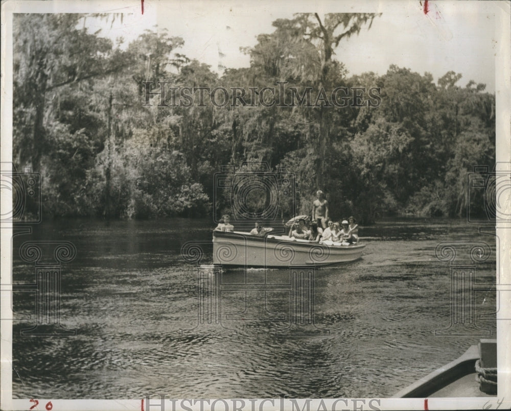 Press Photo Boatload of sightseers along Wakulla Springs - Historic Images