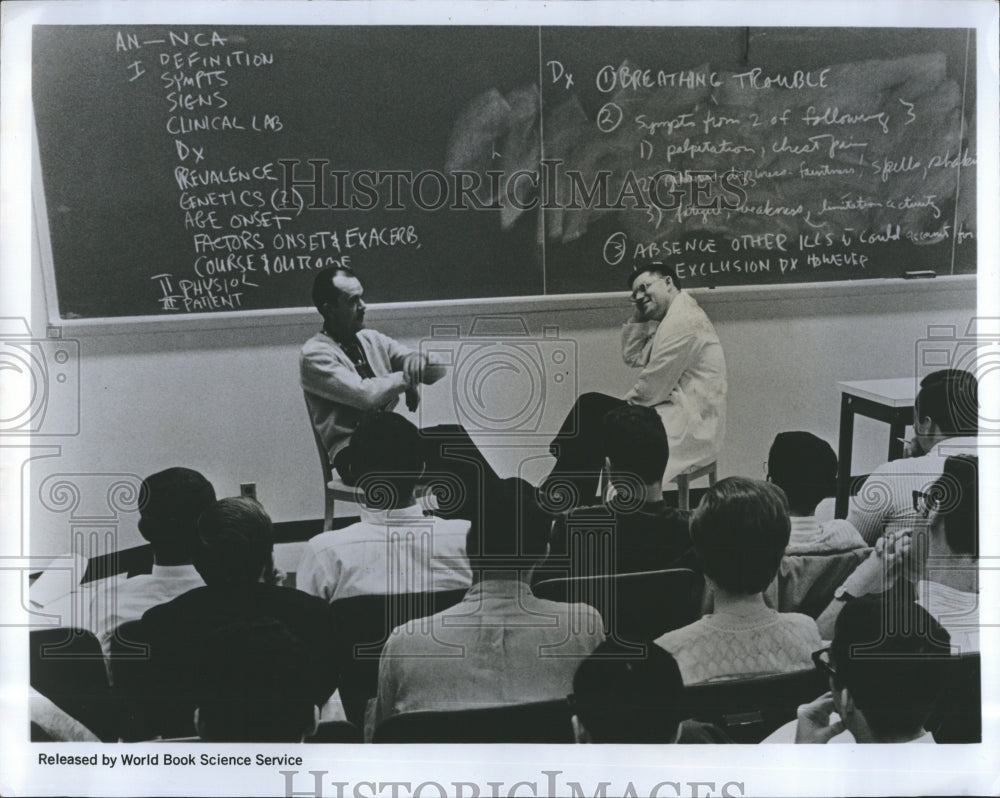 1968 Dr Ferris talking to students at Washington University - Historic Images