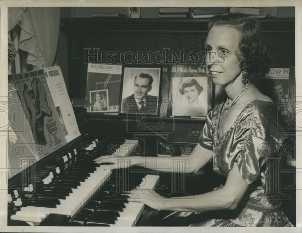 Press Photo Helen Oliver playing piano Musician - Historic Images