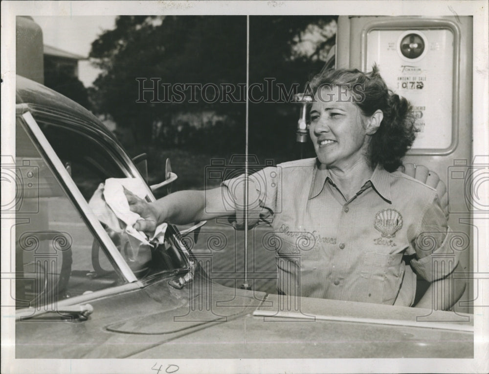 Press Photo woman cleaning the windshield of her cat at gas station - Historic Images