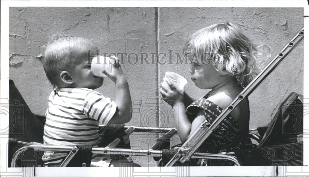 1988 Press Photo Kevin and Jenniffer Cochrain aon walk to earn money - Historic Images