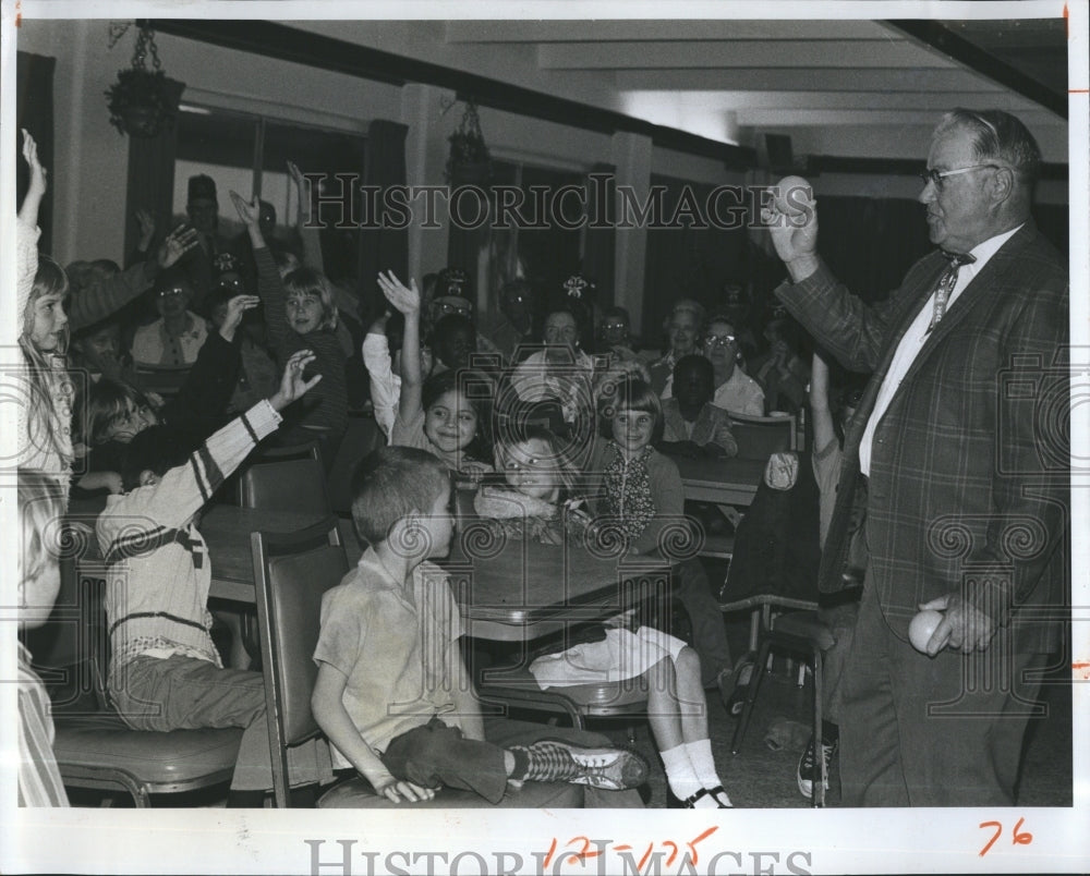 1974 Shriners stage holiday party for children - Historic Images