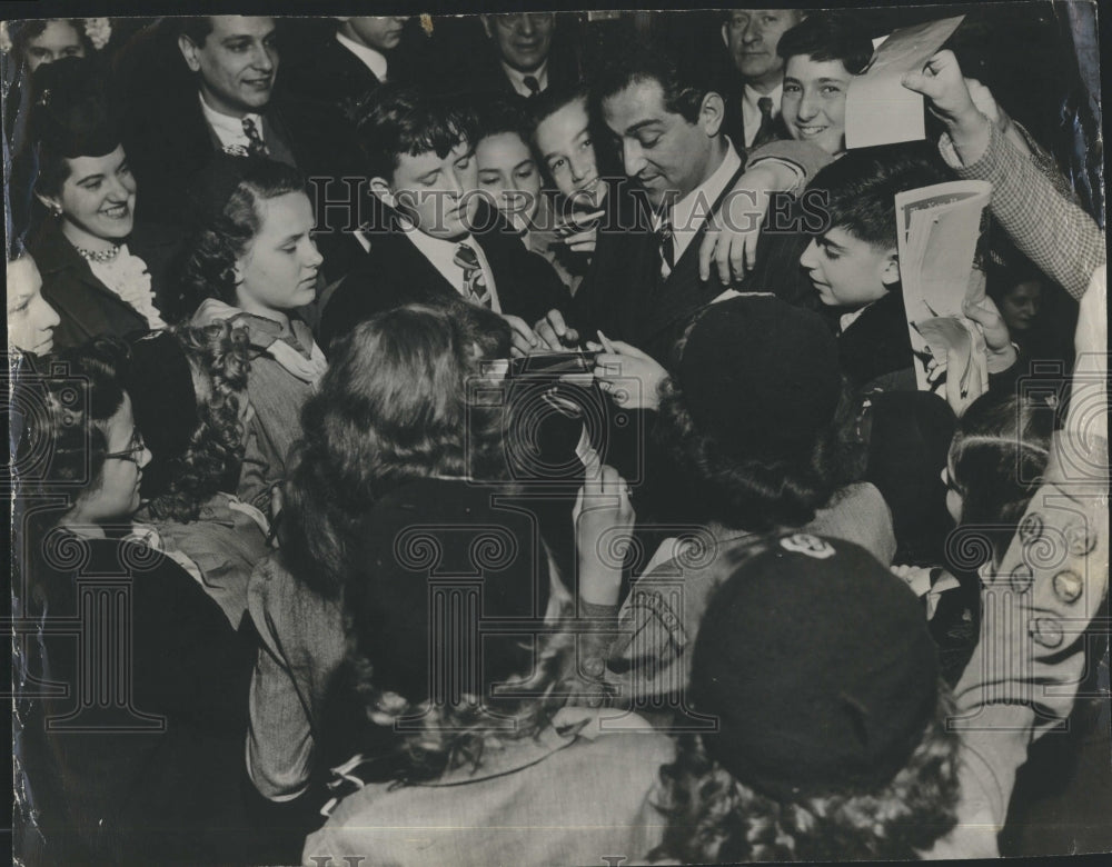 Press Photo Baritone Robert Merrill Signs Autographs - Historic Images