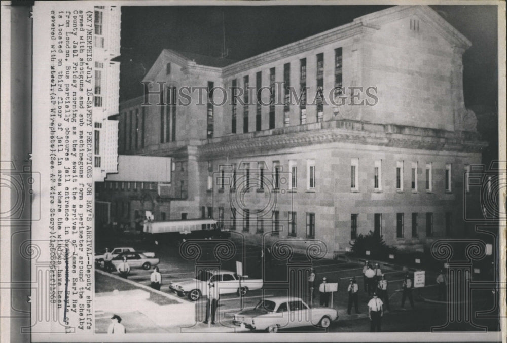 1968 arrival of James Earl Ray Shelby County Jail - Historic Images