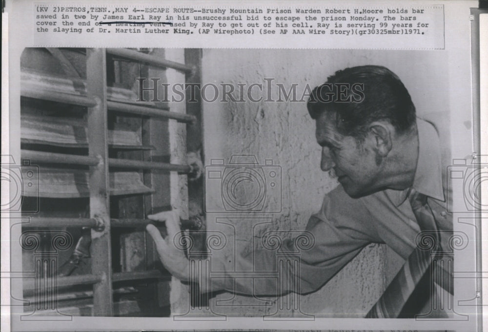 1971 Prison Warden Robert Moore holds bar sawed in two by James Earl - Historic Images