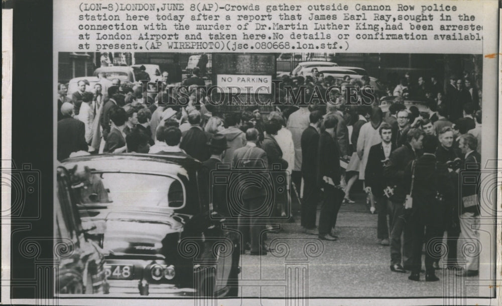 Press Photo Crowd Gathers as Report that James Earl Ray has Been Arrested - Historic Images