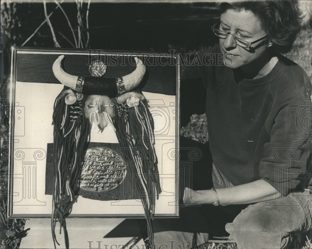 1973 Margaret Riggs Artist and calligrapher filmed by CBS - Historic Images