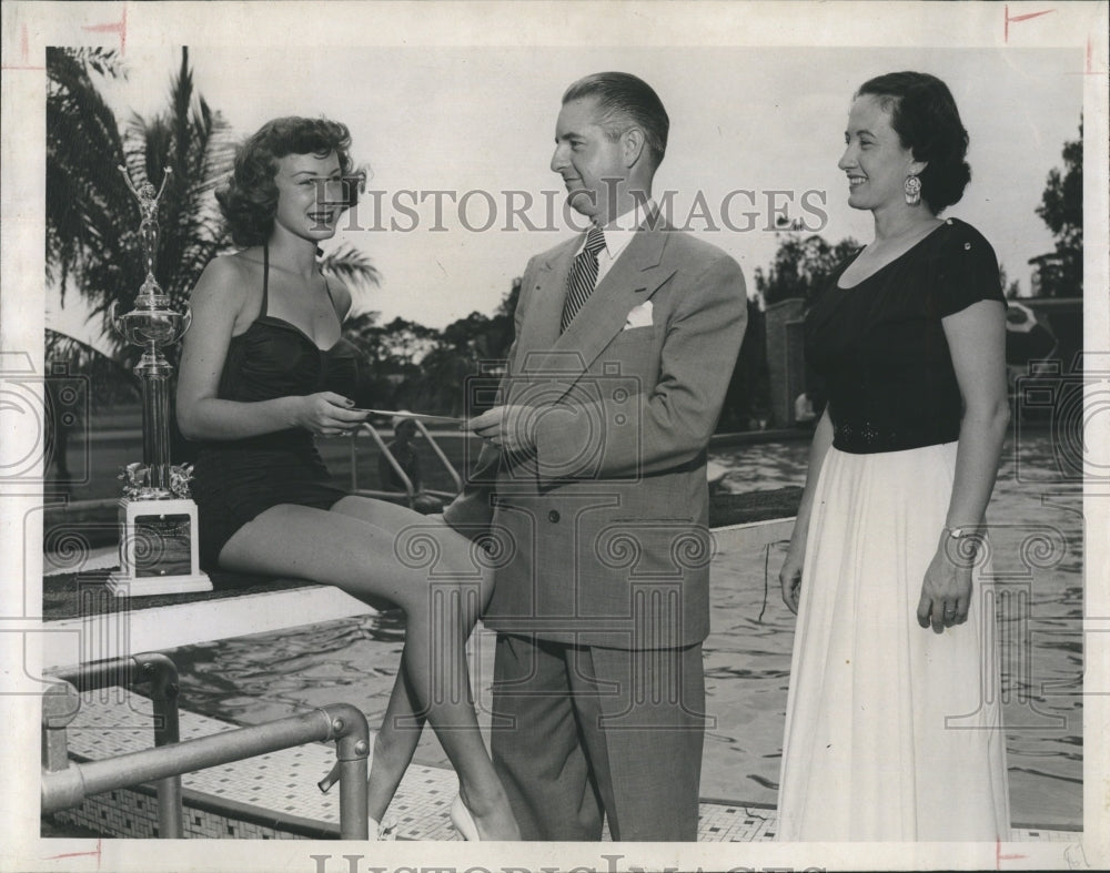 Press Photo Elaine Warner Miss West Coast Garry J Carter President Kathleen - Historic Images