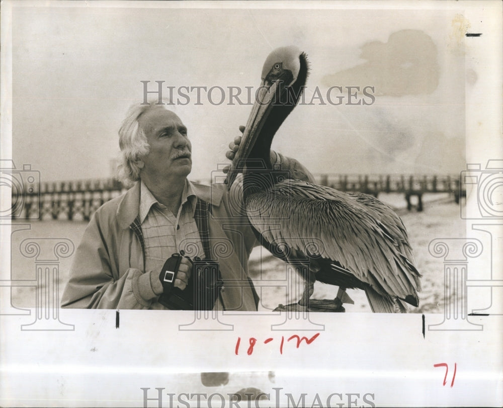 1981 Dan Guravich With A Pelican At Suncoast Sanctuary - Historic Images