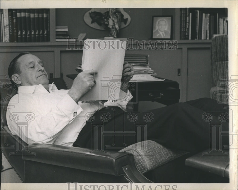 1962 Gov. Orval E. Faubus of Arkansas relaxes in Mansion in Little - Historic Images