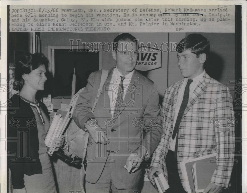 1966 Secretary of Defense Robert McNamara and his son, while on vaca - Historic Images