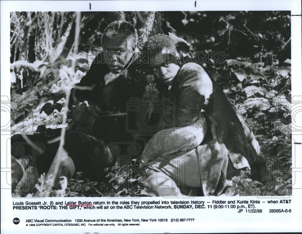 1988 Press Photo Louis Gossett Jr & Levar Burton in "Roots" - Historic Images