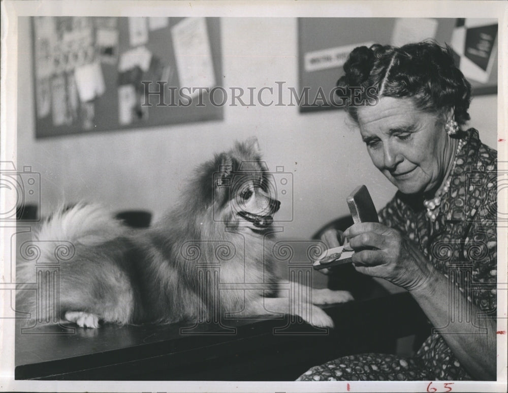 1963 Mrs Chester Unger With Reggie Admiring Medal - Historic Images