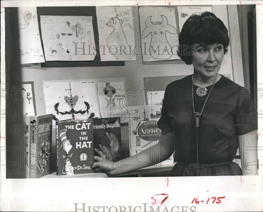 1966 June Hurly with children&#39;s books in classroom - Historic Images