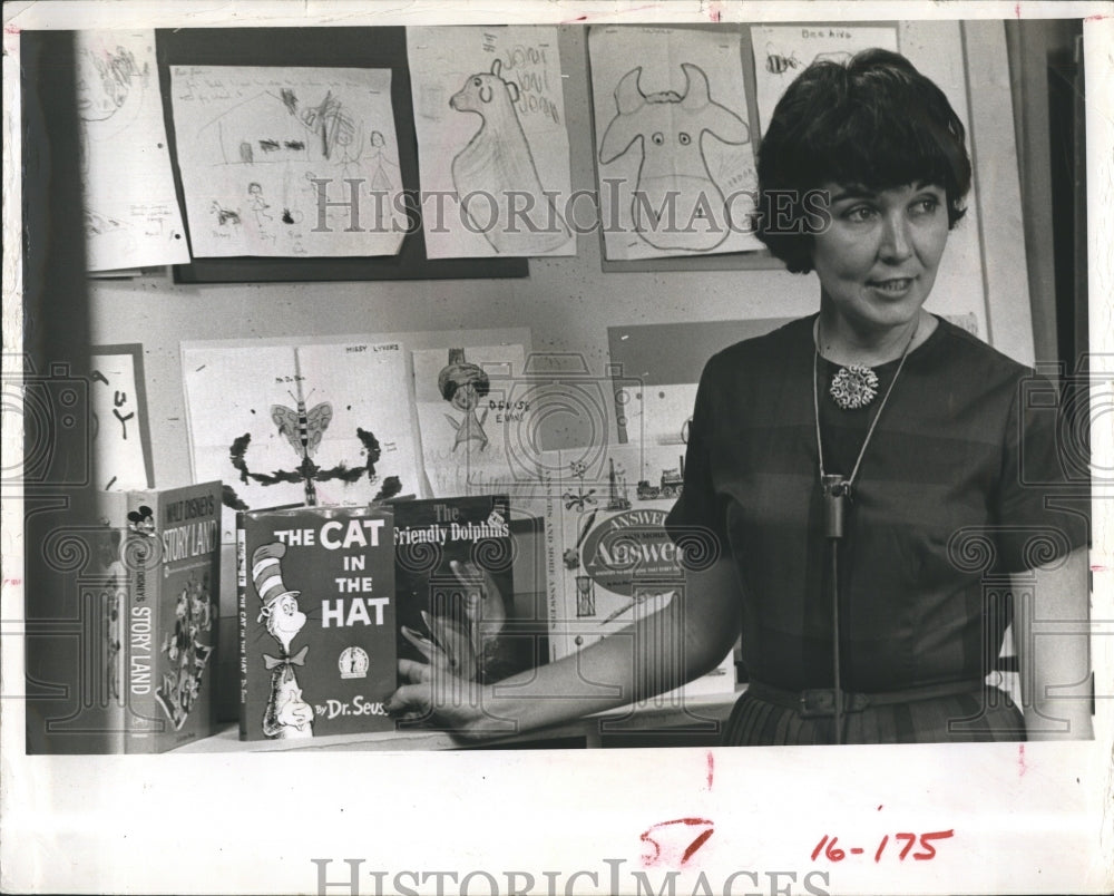 1966 June Hurly with children's books in classroom - Historic Images