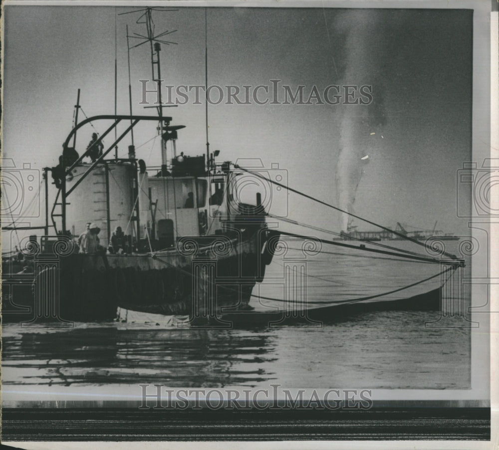 1970 Tugboat Off The Gulf Of Mexico Oil Spill - Historic Images