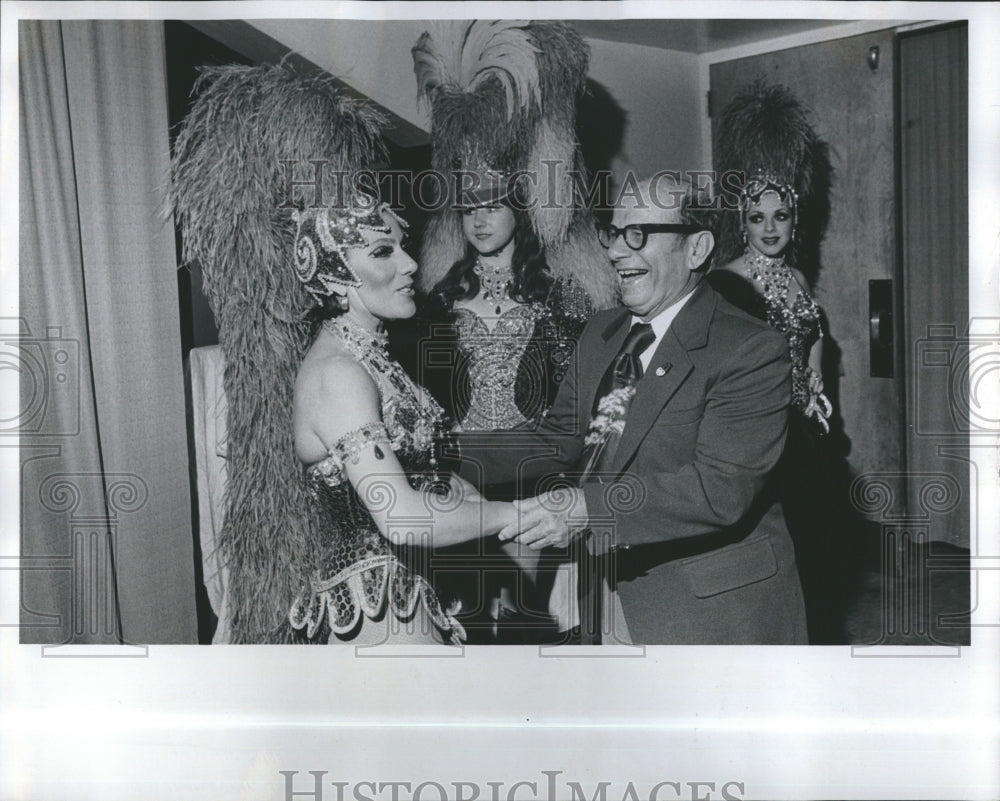 1977 Backstage Ringling Areceli Baumann Edmondo Zacchini Lynn Walsh - Historic Images