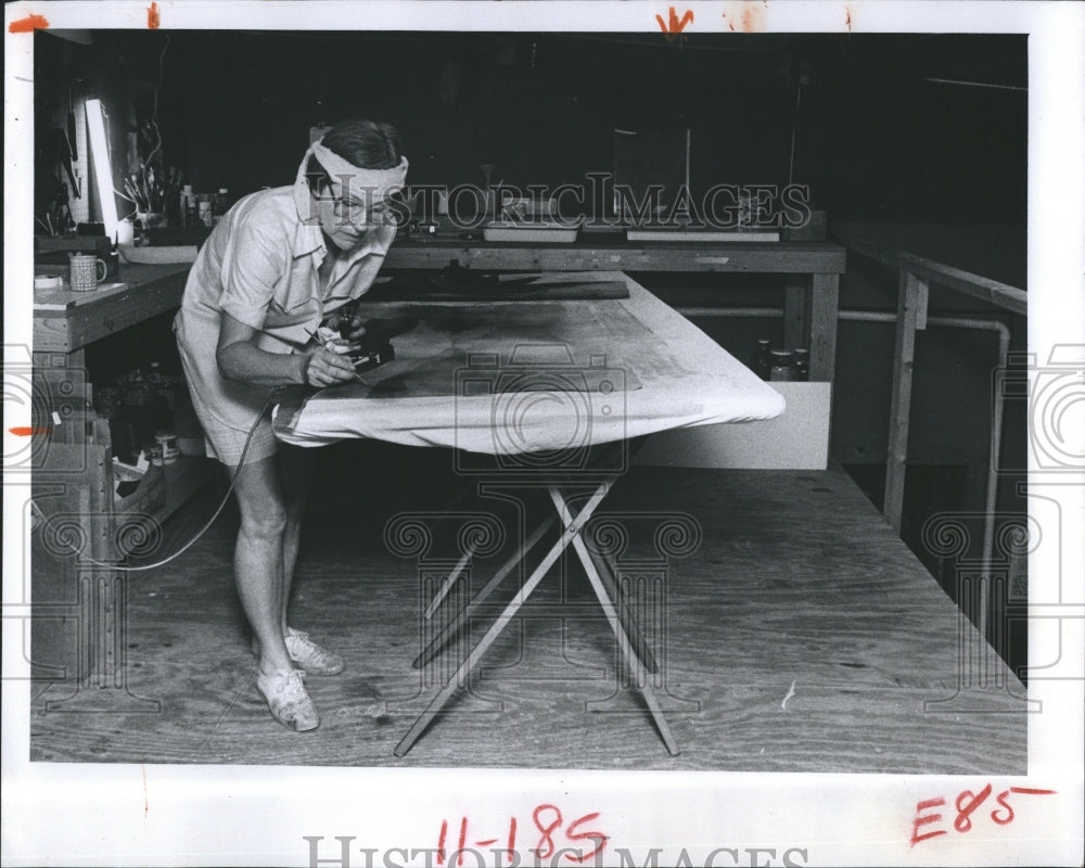 1981 Rolf Holmquist Worker At Harbor Lake Studios & Gallery - Historic Images