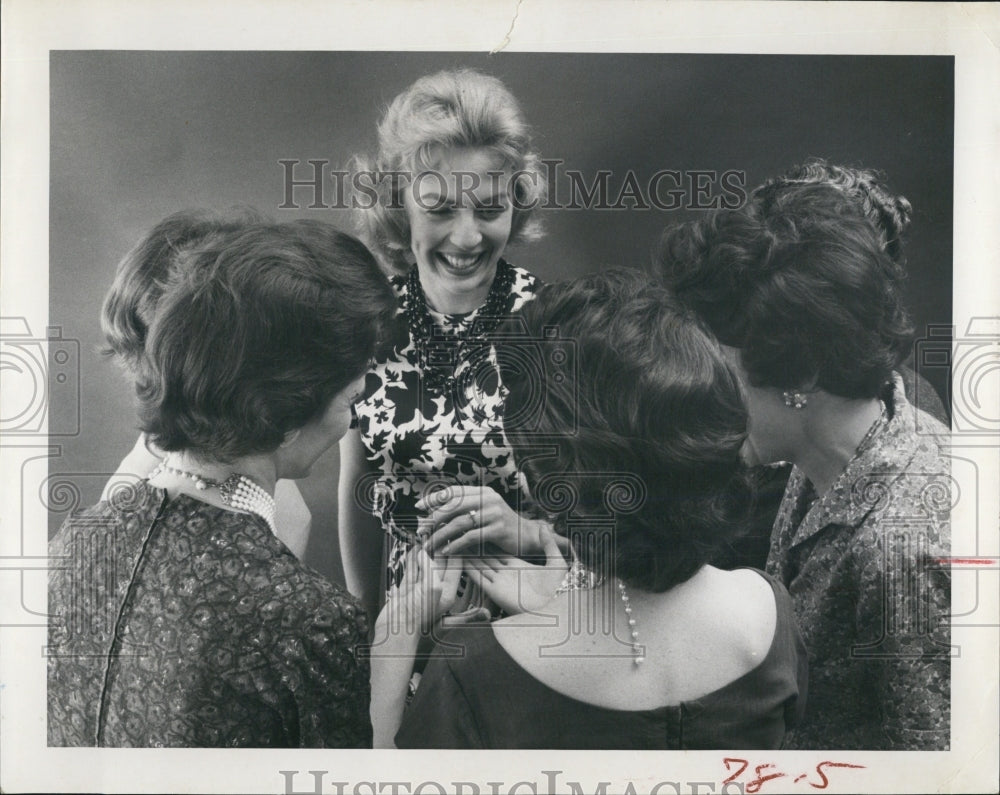 1962 Press Photo Linda Wilson Former St Petersburgh Sun Goddess Showing Ring - Historic Images