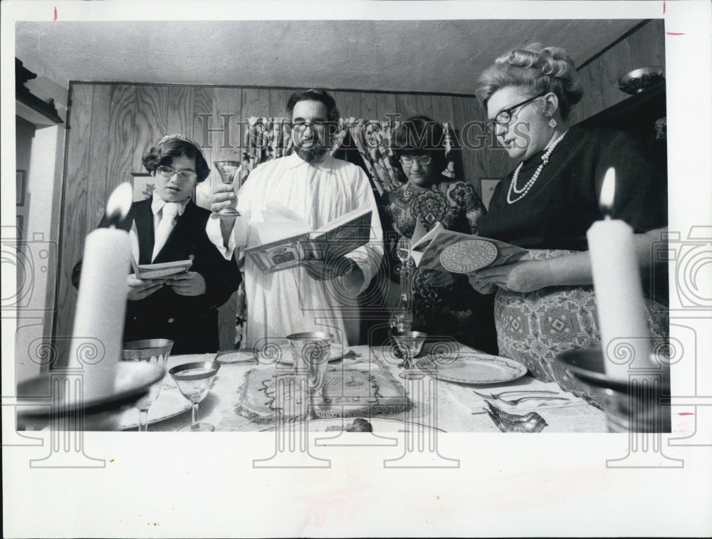 1972 Press Photo Josef Schroeder at Seder Meal with Family - Historic Images