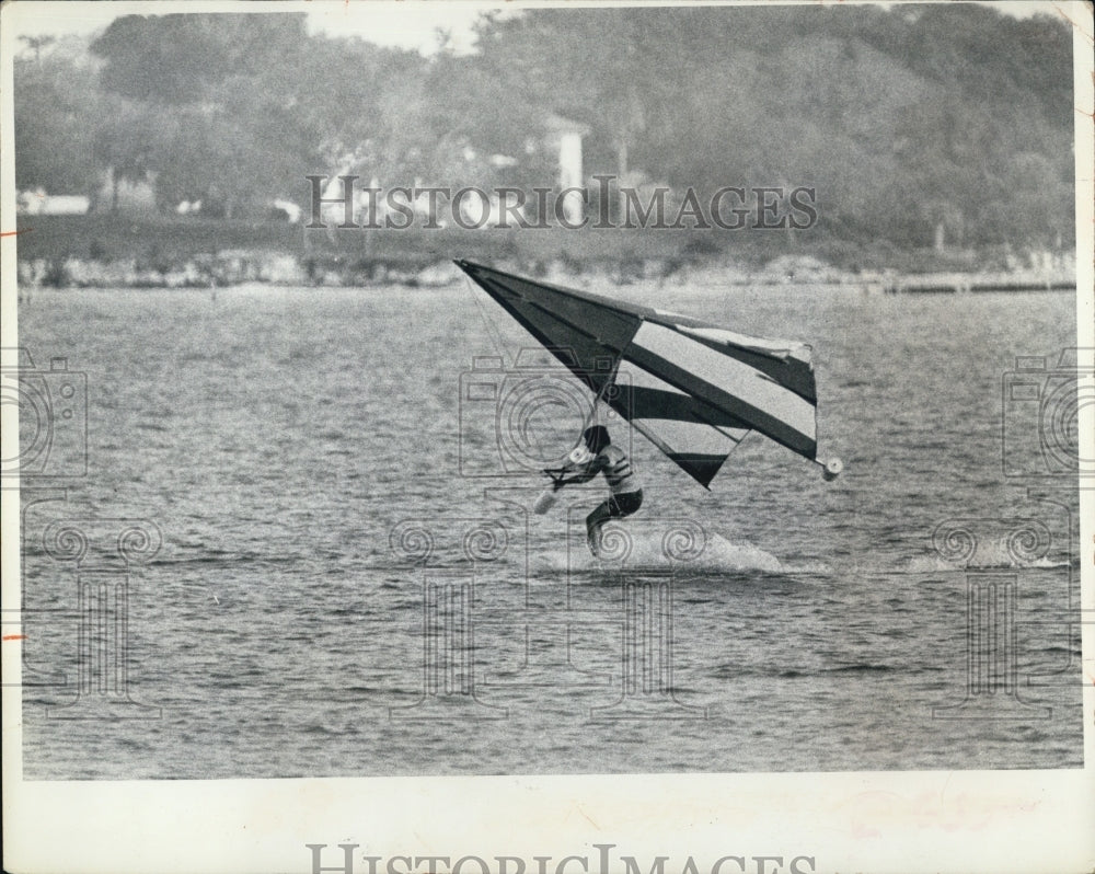 Press Photo Parasailing - Historic Images