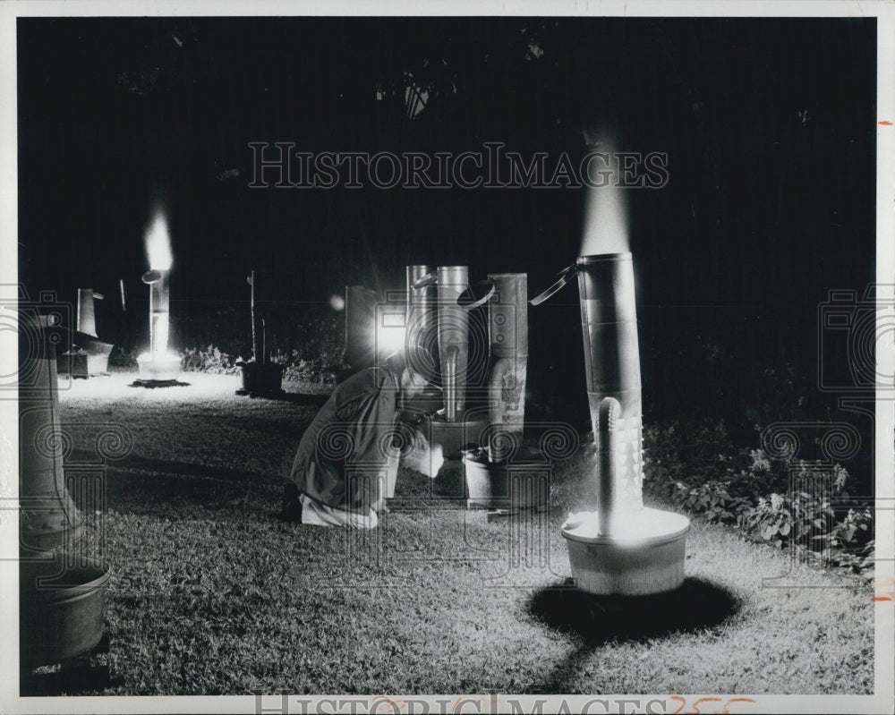 1977 Press Photo Sunken Gardens Lights Heaters when Temperature Drops - Historic Images