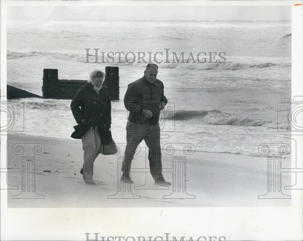 1977 Press Photo Snowflakes on Suncoast  Don And Doris Suttor - Historic Images