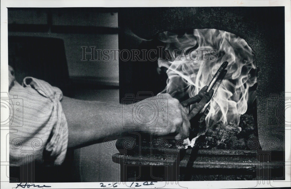 1975 Press Photo Blacksmith Terry Stone Heats Shoe in Forge - RSJ00405 - Historic Images