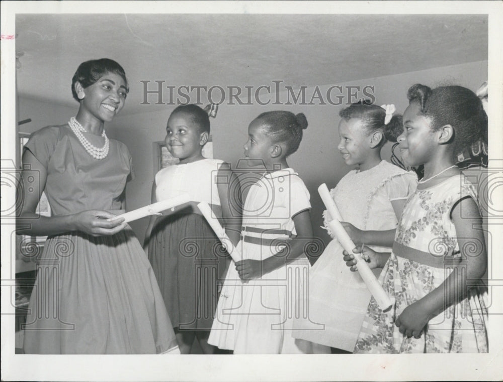 1962 Press Photo Euola Yates Presenting Jordan Park Kindergarten Certificates - Historic Images