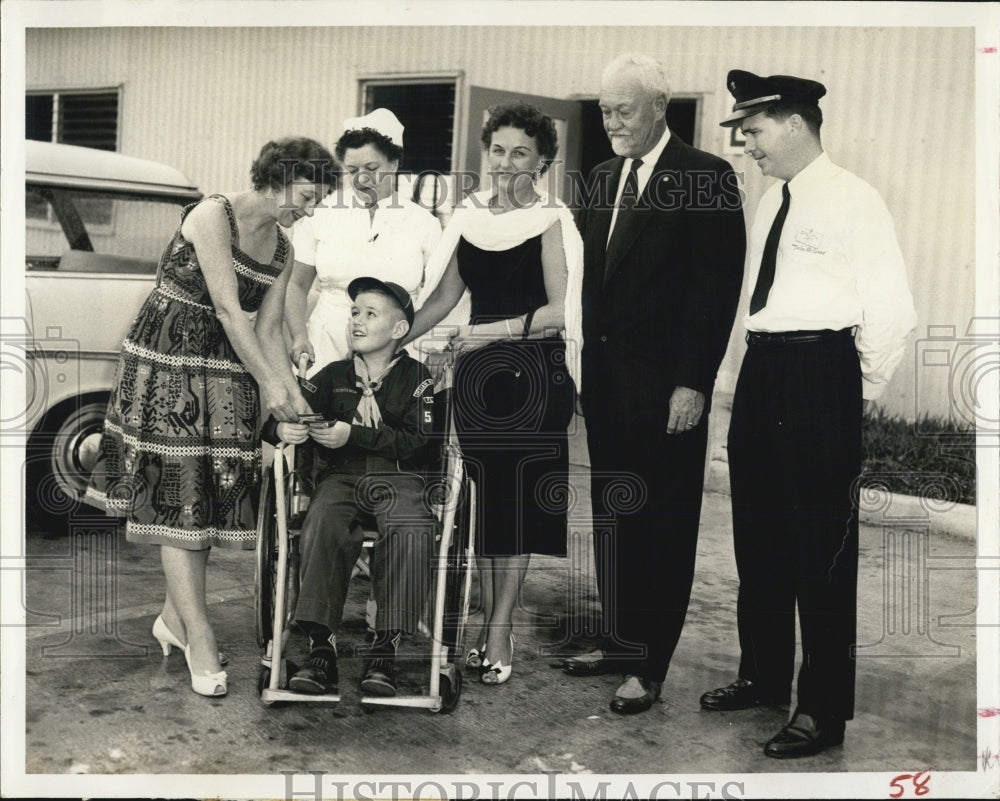 1959 Press Photo John Wooley Receives A Warm Reception At Miami International - Historic Images