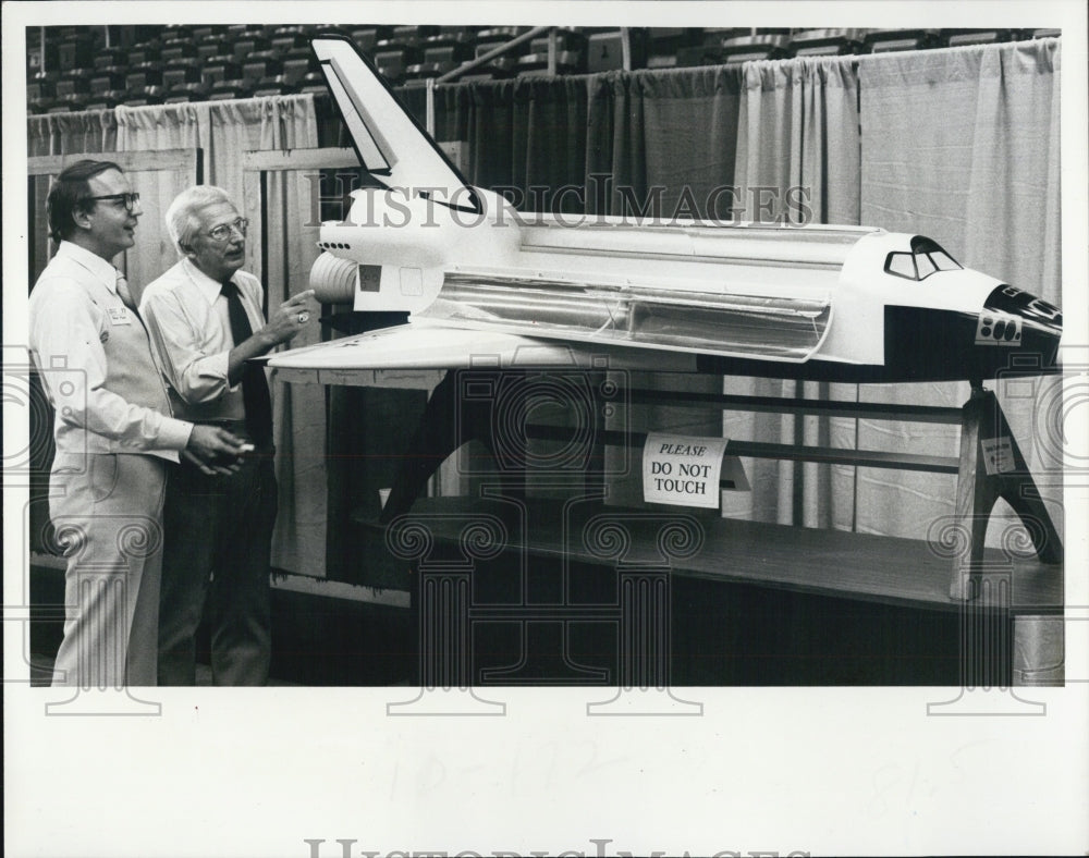 1977 Press Photo Jesse Moore, Expo Coordinator and Merlin Keese OF Honeywell - Historic Images