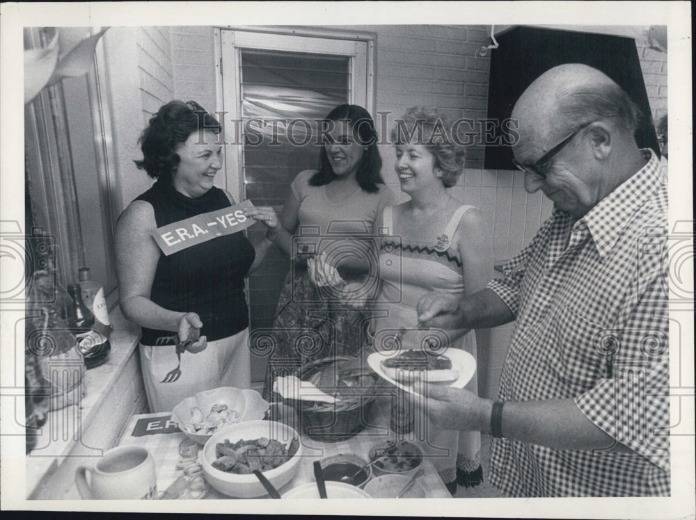 1977 Press Photo ERA supporters gather at home of League of Women Voters member - Historic Images