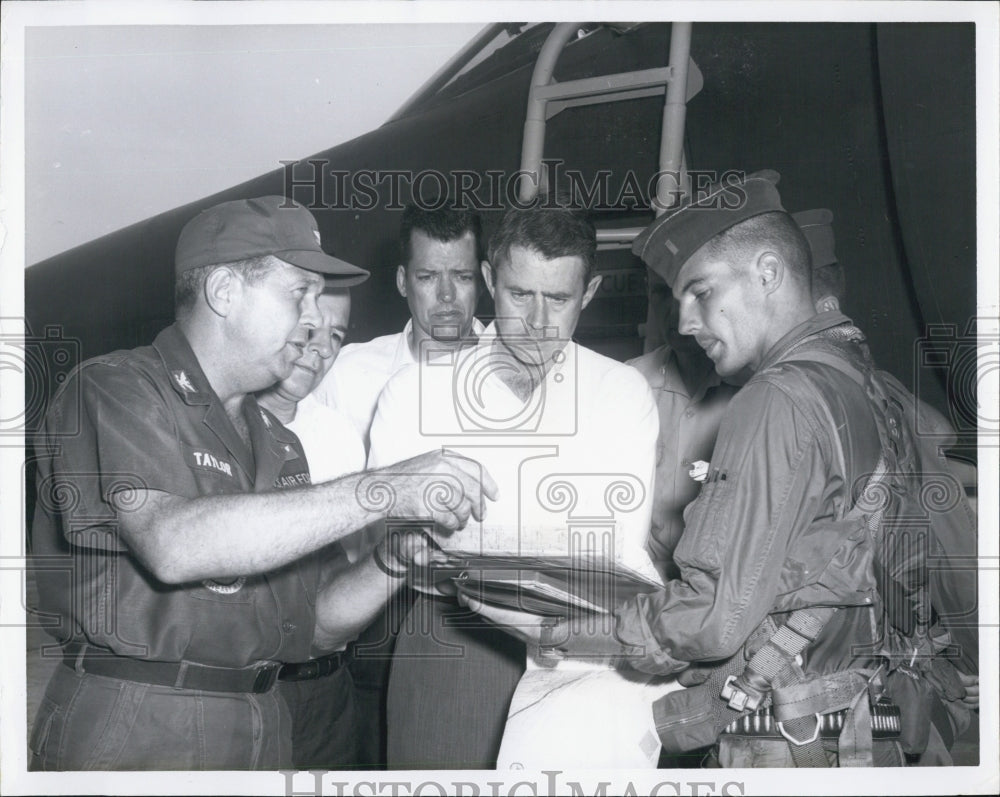 1966 Col.Edward Taylor & with the crews show in the picture - Historic Images