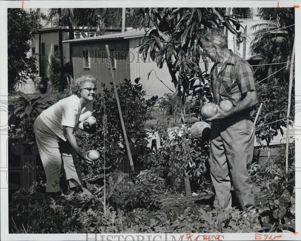 1974 Press Photo The Joe Tazbiers In Their Sunny Shores Mobile Home Park Garden - Historic Images