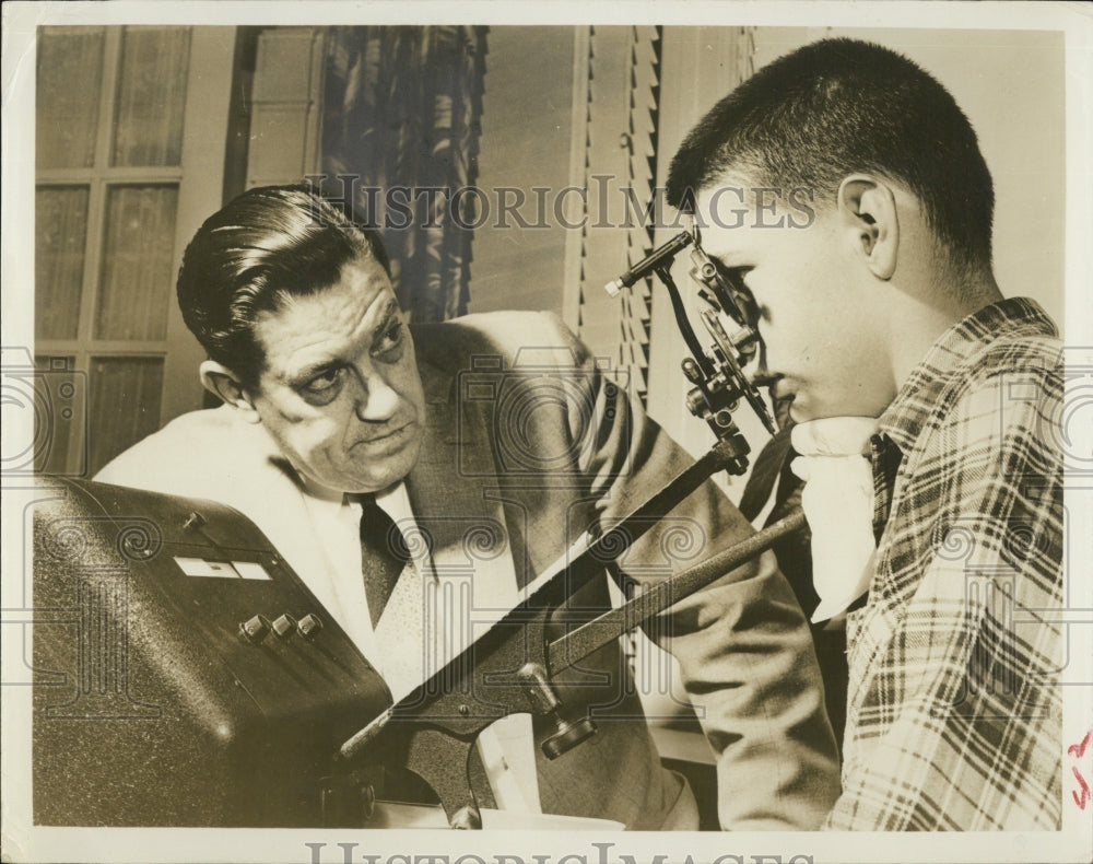 1955 Press Photo Dr.Earl A.Taylor observes ocular activity of non-reader. - Historic Images