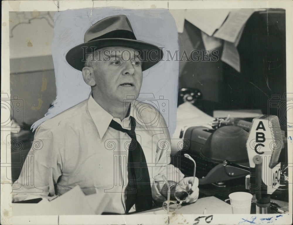 Press Photo Walter Winchell American newspaper and radio gossip commentator. - Historic Images