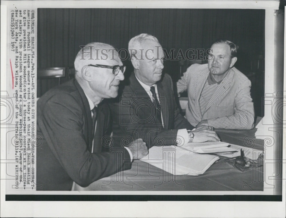 1967 Press Photo Ralph Wilson, owner of the Buffalo Bills, at meeting in Miami - Historic Images