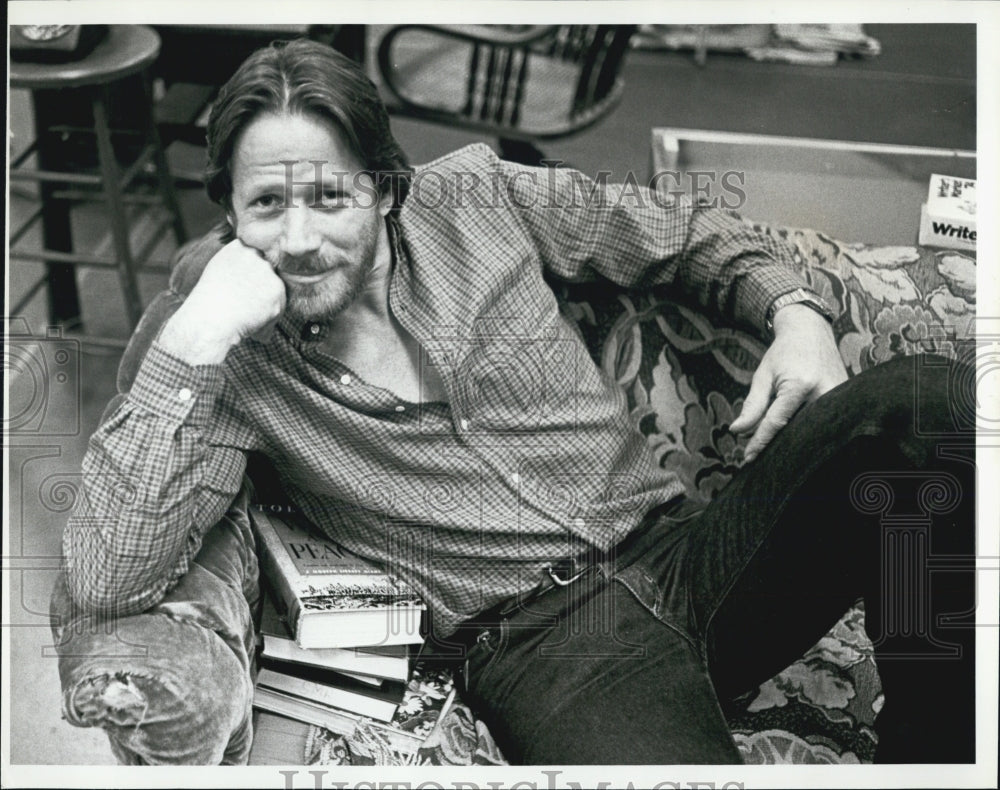 1981 Press Photo Actor Peter Strauss backstage of &quot;Einstein and the Polar Bear&quot; - Historic Images