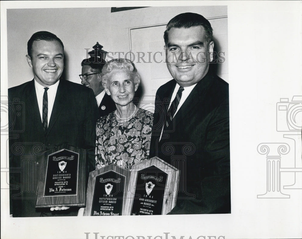 1965 Press Photo Mrs. Margaret Acheson Stuart receives service award - Historic Images