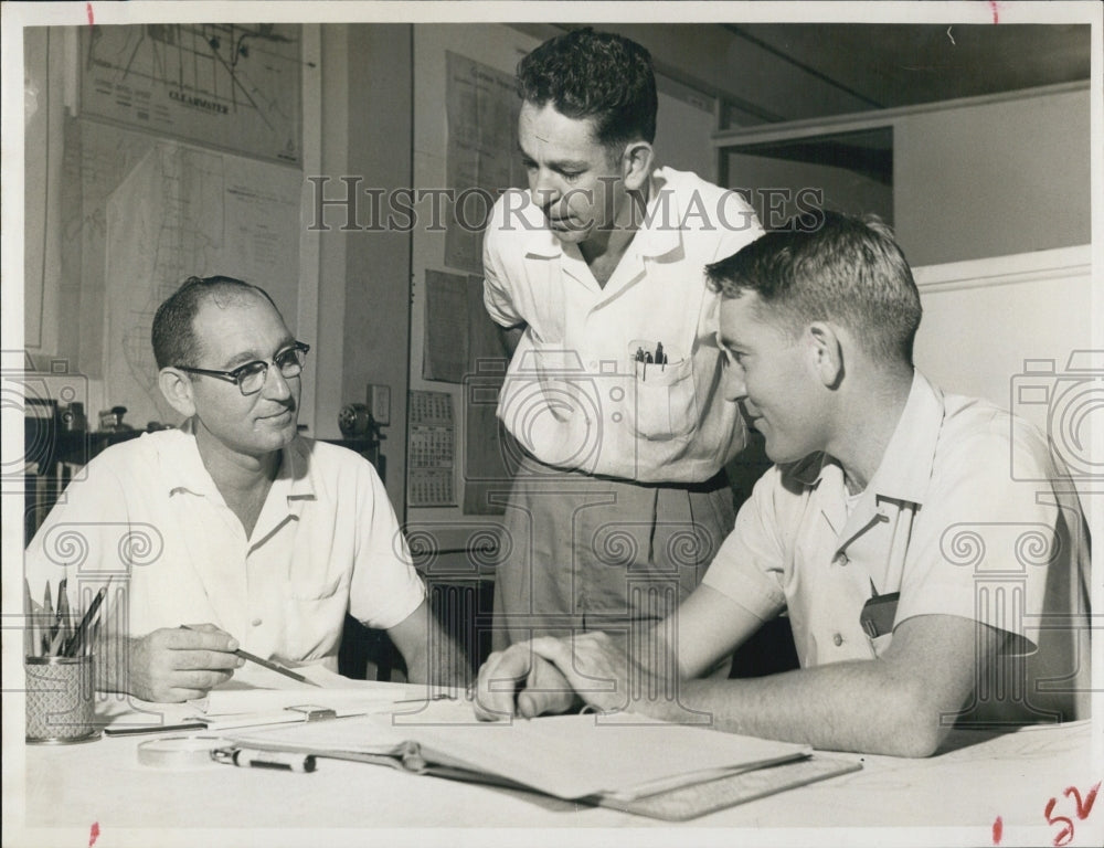 1958 Press Photo Clearwater City Planner Jack Wolle reviews data in meeting - Historic Images